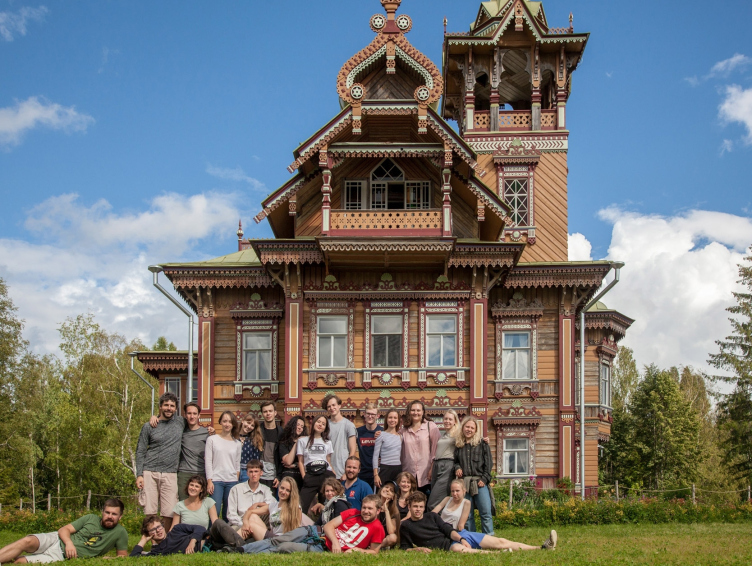 Участники фестиваля Древолюция перед Асташовским теремом