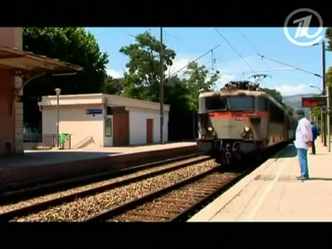 11. Шестая серия. Воссоздание фильма «Прибытие поезда на вокзал Ла-Сьота»; в главных ролях — поезд и Владимир Познер (в белой рубашке).