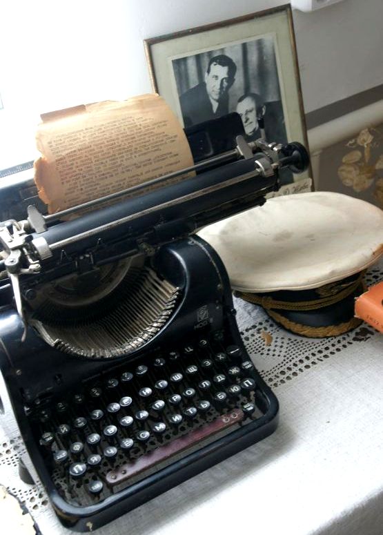Мемориальная комната, печатная машинка А. А. Первенцева.