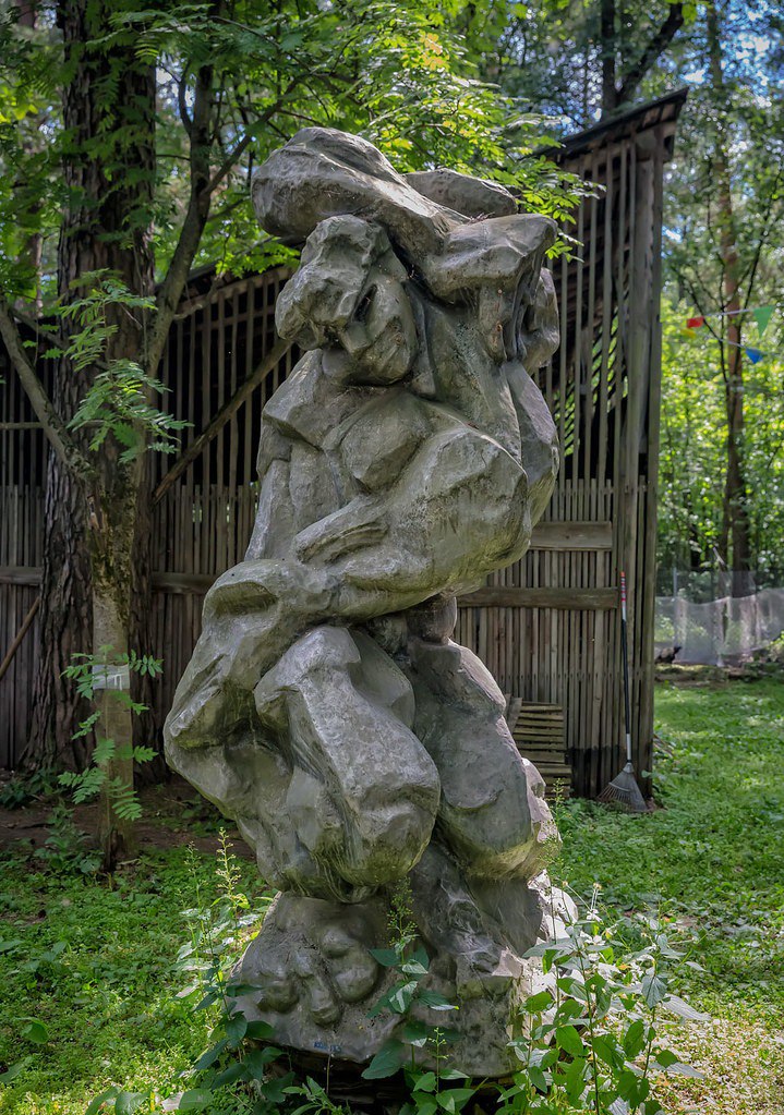 Скульптура "Воля" на входе в музей, исполненная в алюминии.