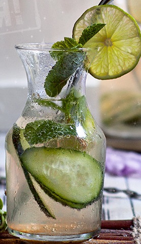 Файл:Мохито с огурцами (коктейль).jpg
