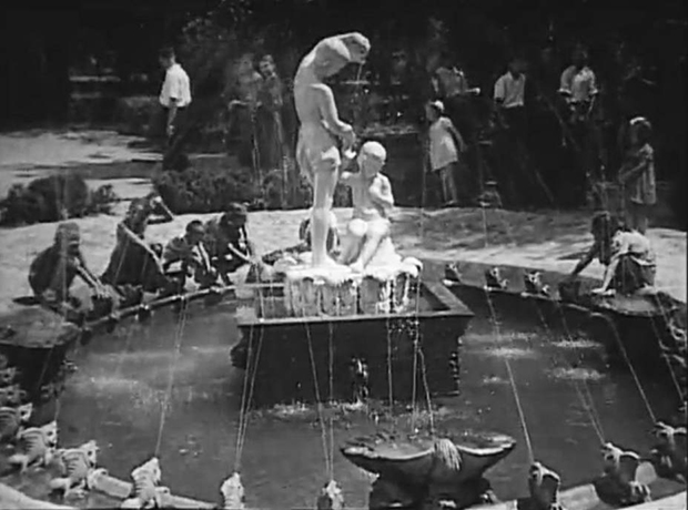 Парковый фонтан, снимок периода румынской оккупации