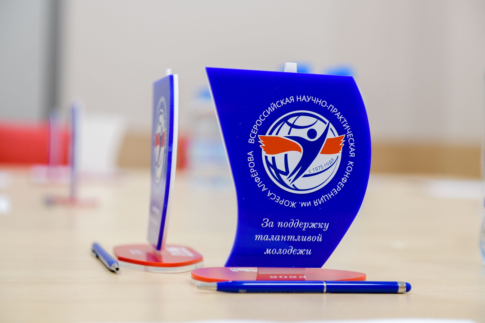 Наградные сувенирные статуэтки для лауреатов Конференции Алфёрова