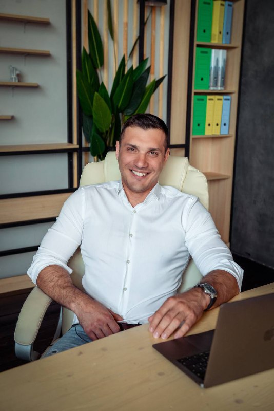 Pavel Andreev investor d.jpg