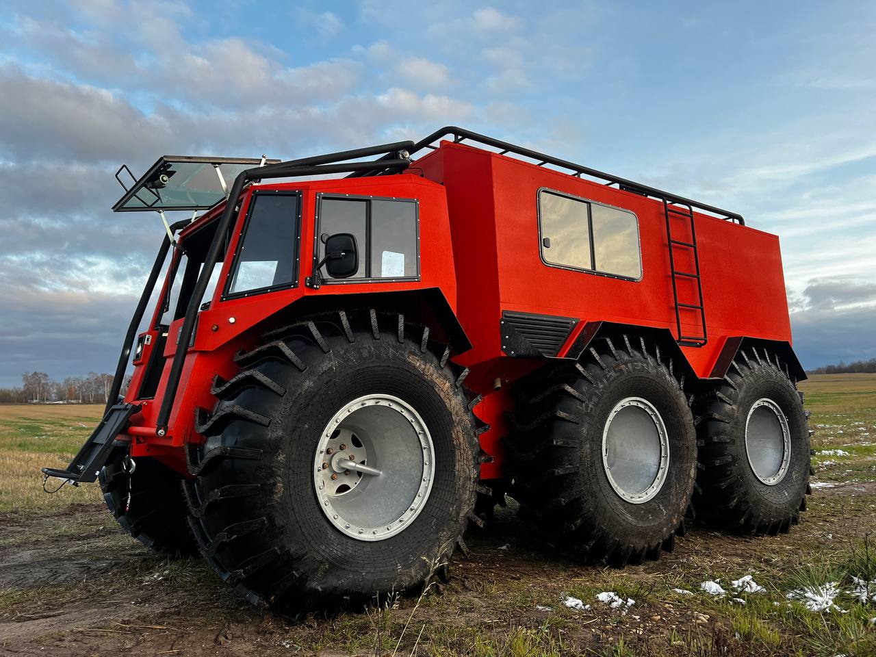 «Шатун 6x6» построен на базе модели «Шатун Макс» с удлиненной второй секцией. Для облегчения доступа на крышу сбоку предусмотрена специальная лесенка