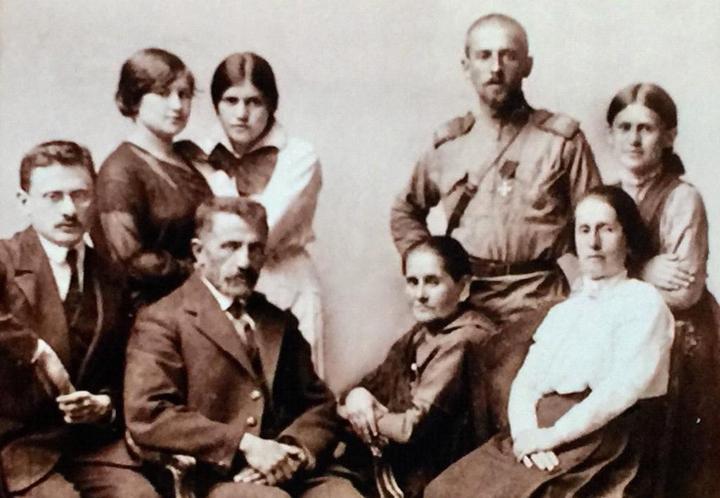 Семья Хейфец 1914—1915 г.г. Сидят слева направо старший брат Вульф, отец, мать, сестра матери. Стоят Лия, Ида, Александр, Полина. Фото из семейного архива