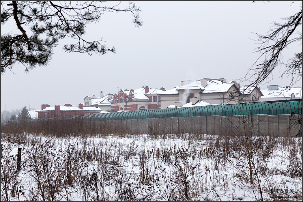 Коттеджи за забором