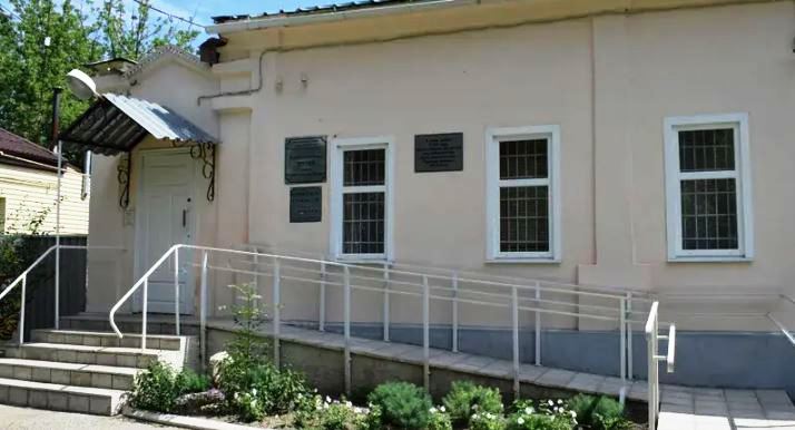 Файл:Историко-краеведческий Музей Левокумское вход.jpg