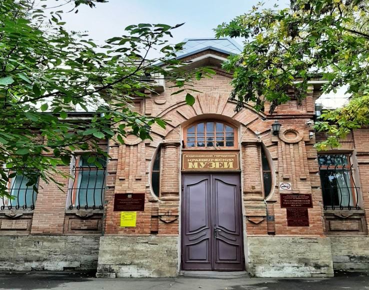 Файл:Ставропольский край Будённовск Октябрьская 43 Вход.jpg