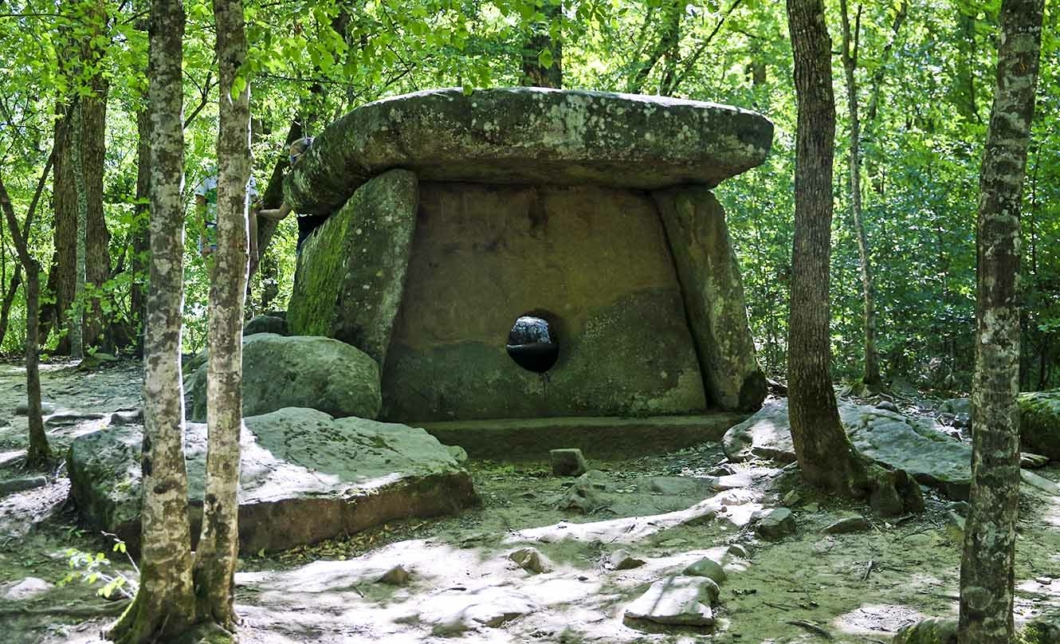 Файл:Дольмен Красной поляны.jpg