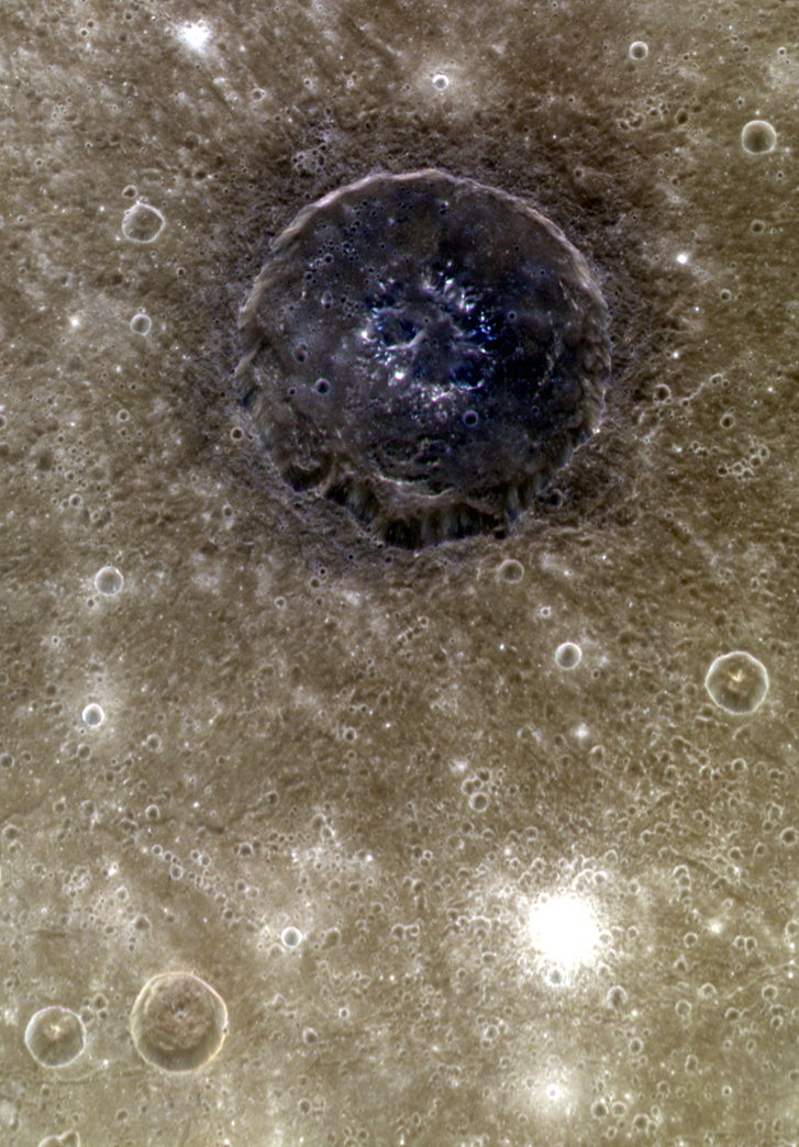 Кратер Атже в усиленном цвете