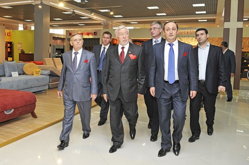 Манаширов Роман Хияевич совладелец МТК Армада и министр правительства Москвы, руководитель департамента потребительского рынка и услуг Москвы Владимир Малышков на открытии МТК Армада.