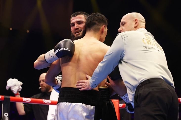 Артур Бетербиев фото после боя с Биволом.jpg