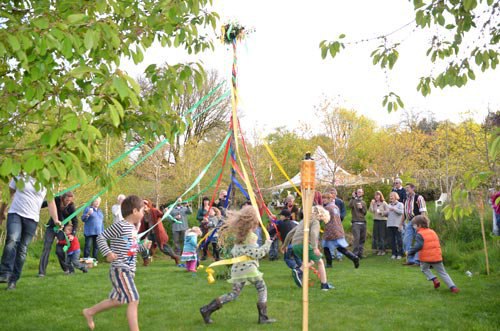 Бег вокруг майского шеста
