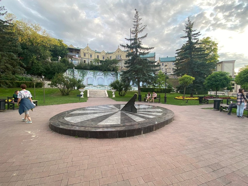 Файл:Солнечные часы в Пятигорске.jpg