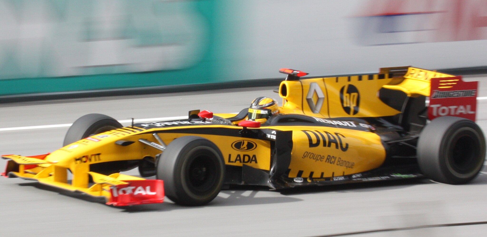 Болид Формулы-1 Renault F1 с логотипом LADA на борту, 2010.