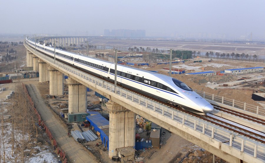 Скоростной поезд едет в черте города