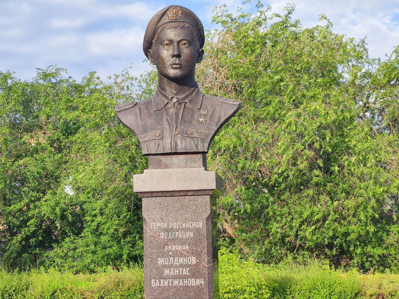 Бюст Герою России — Жантасу Бахитжановичу Жолдинову (1976—1996)