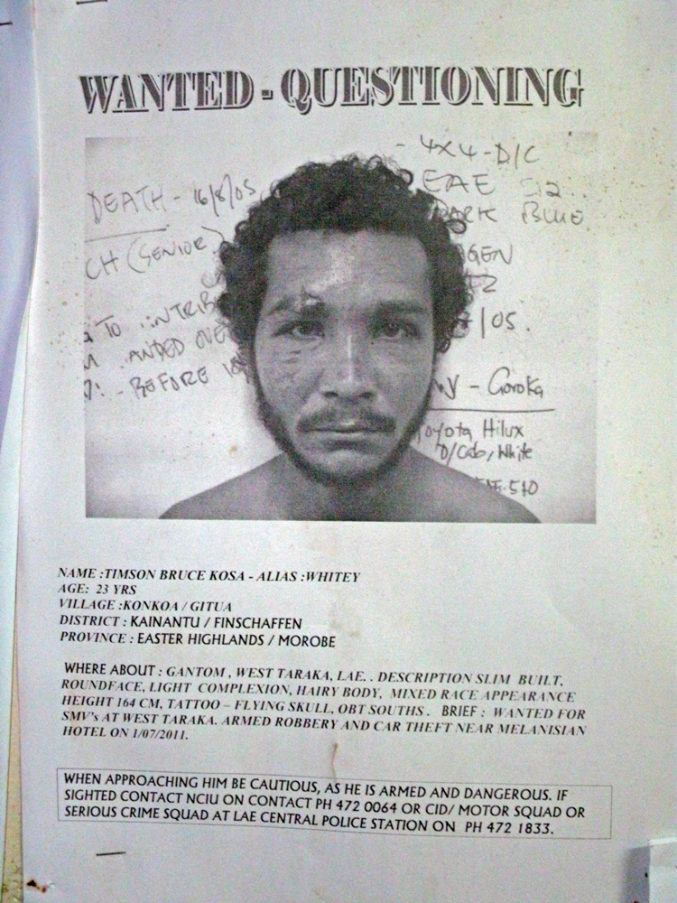 Разыскивается: вооружён и опасен (плакат в отделении полиции города Лаэ)