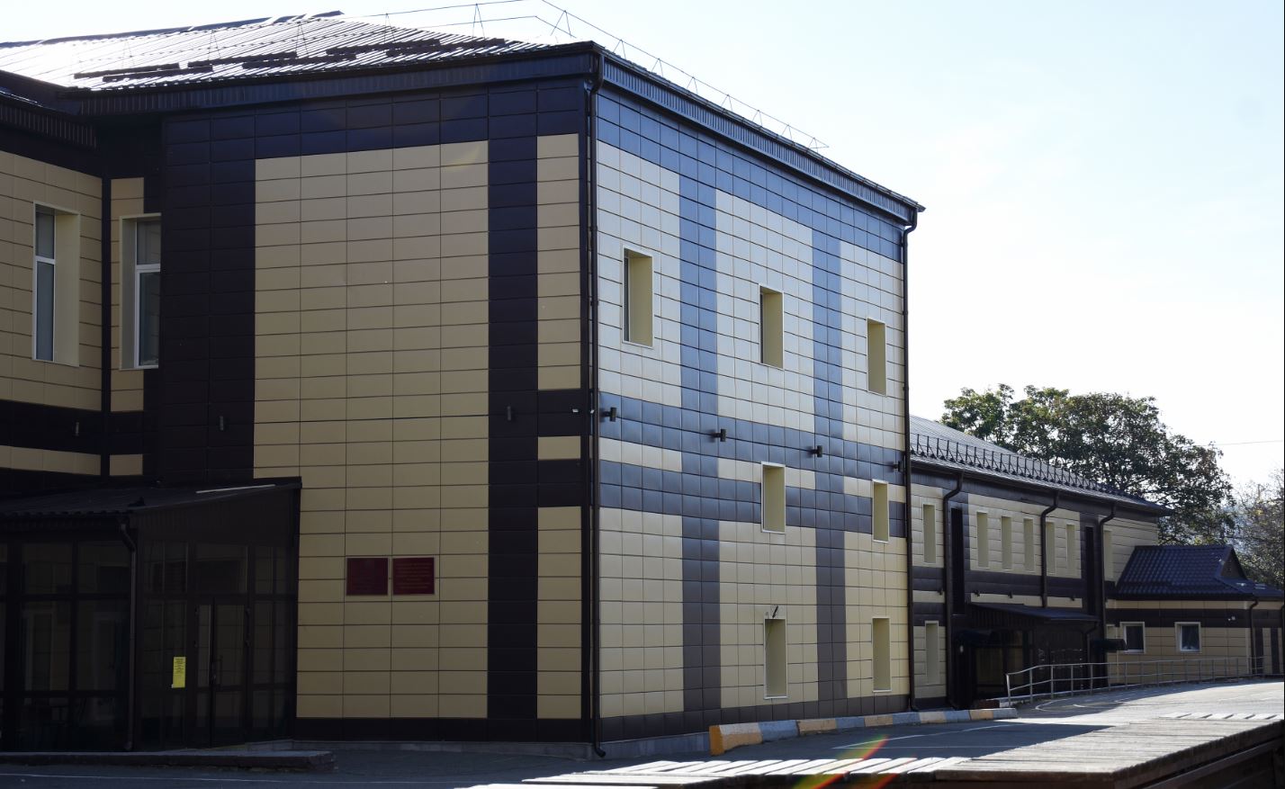 Здание школы после ремонта. Фотография 2023 года.