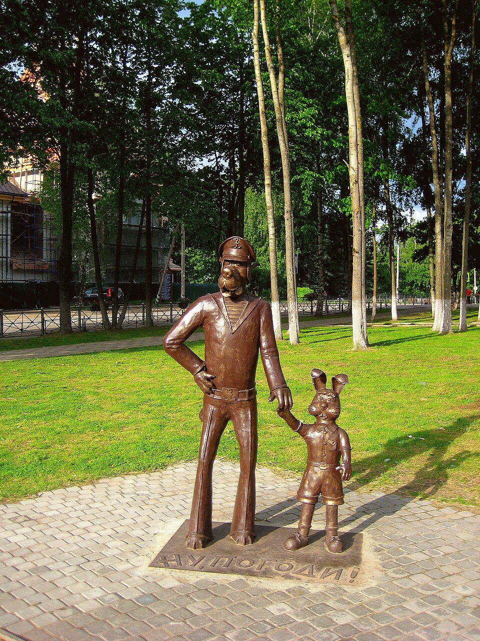 Скульптуры Волка и Зайца из мультсериала «Ну, погоди!» установлены в посёлке Рощино, 2016 год