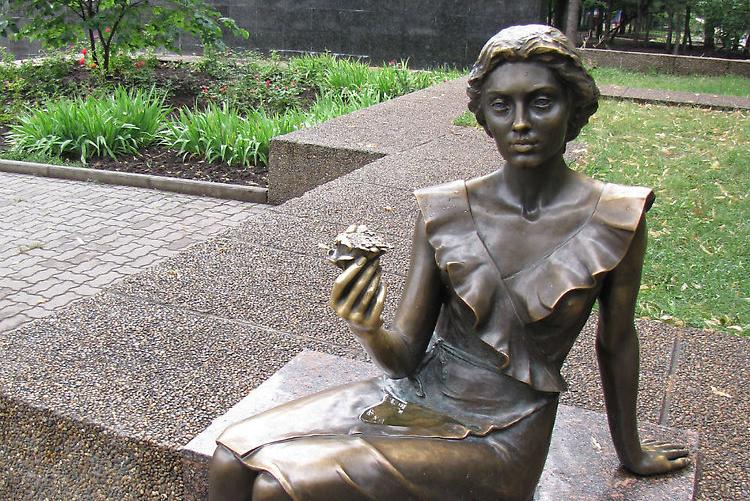 Файл:Цветочница (памятник).jpg