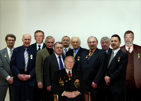 Академик РАН Анатолий Иванович Савин (в центре) и его ученики (слева направо): В.А. Гапон, С.Г. Тотмаков, В.П. Мисник, В.В. Синельщиков, В.И. Друшляков, В.Ю. Бобров, Г.В. Давыдов, А.Л. Алешин, В.В. Бодин, А.М. Бычков, В.Б. Фролов