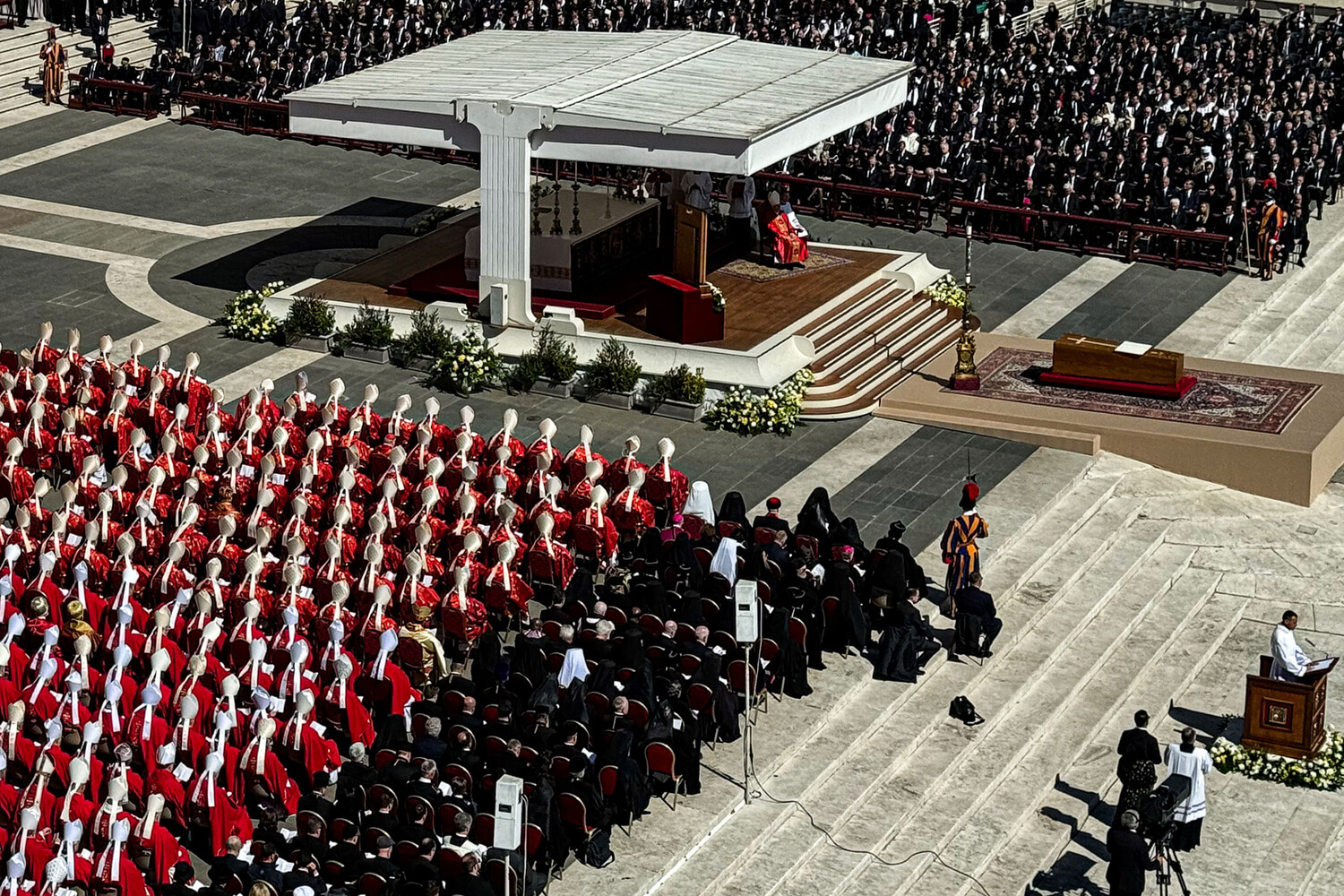 Церемония прощания с папой Римским Франциском на площади Святого Петра в Ватикане