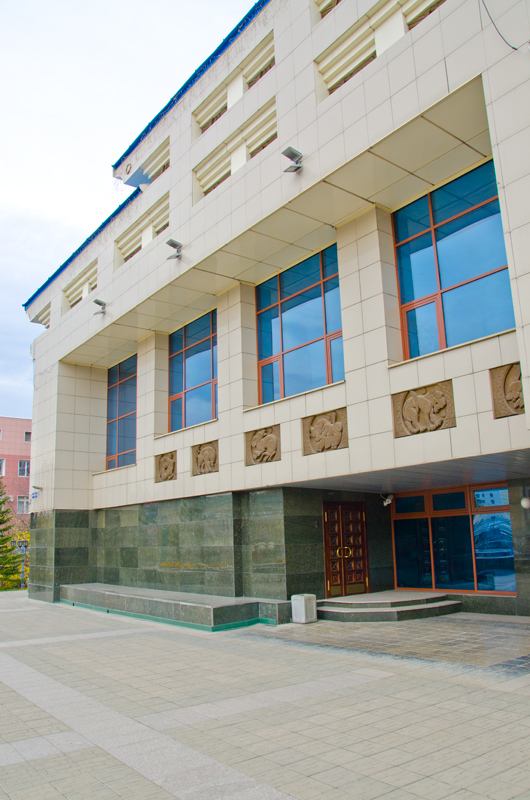 Фасад театра украшен кедровыми панно со знаками годичного алтайского цикла