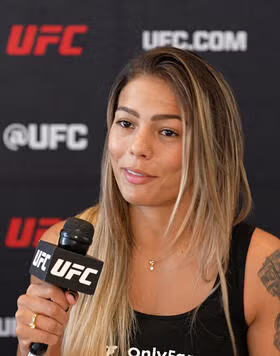 Файл:Бразильский боец MMA Луана Сантус.png