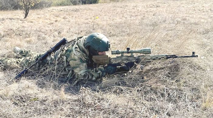 Файл:Снайпер в зоне СВО.jpg