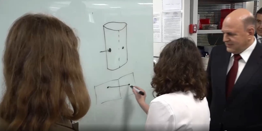 Школьница предложила условно разрезать стакан (2023)