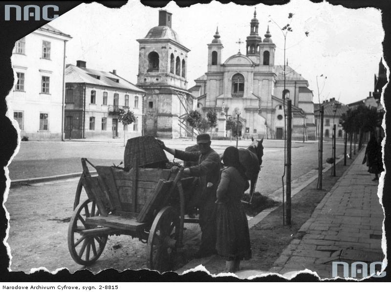 Площадь перед фарным костелом