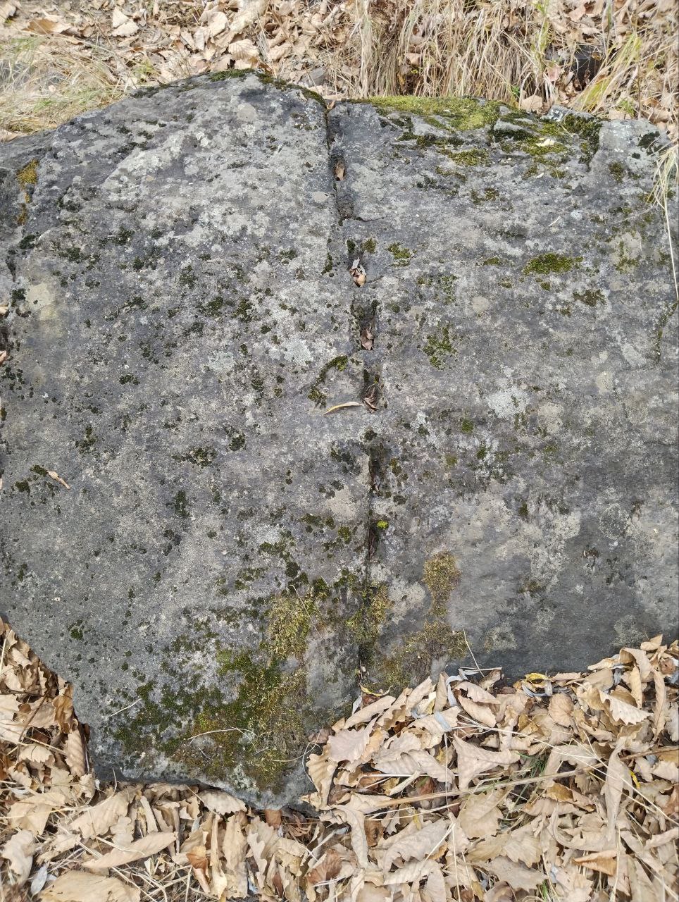 Разлом в камне, сделанный человеком