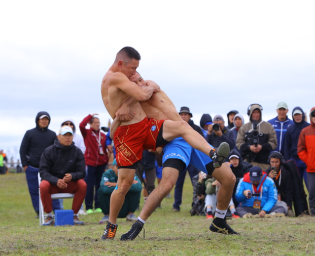 Борьба хапсагай Артема Дьяконова (синий цвет) и Алексея Уваровского (красный цвет). Местность Ус Хатын, 2025