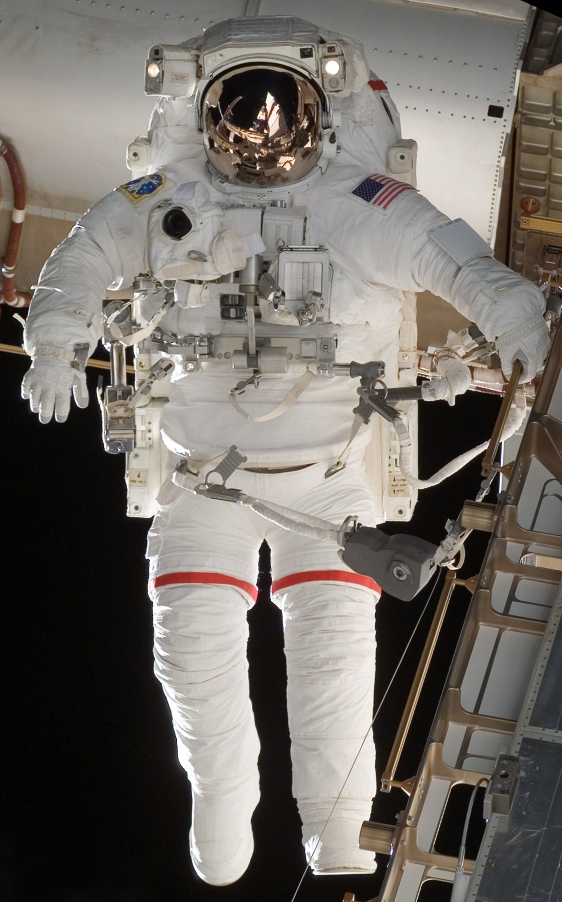 Файл:STS-118 EVA EMU Suit.jpg