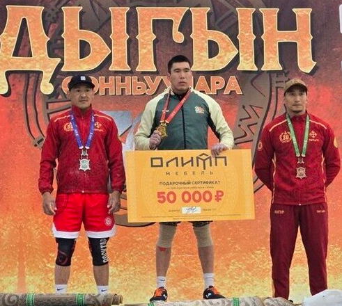 Победители в мас-реслинге: Тимофей Большаков, Борис Сдвижков и Николай Матаннанов (слева направо). Местность Ус Хатын, 2025