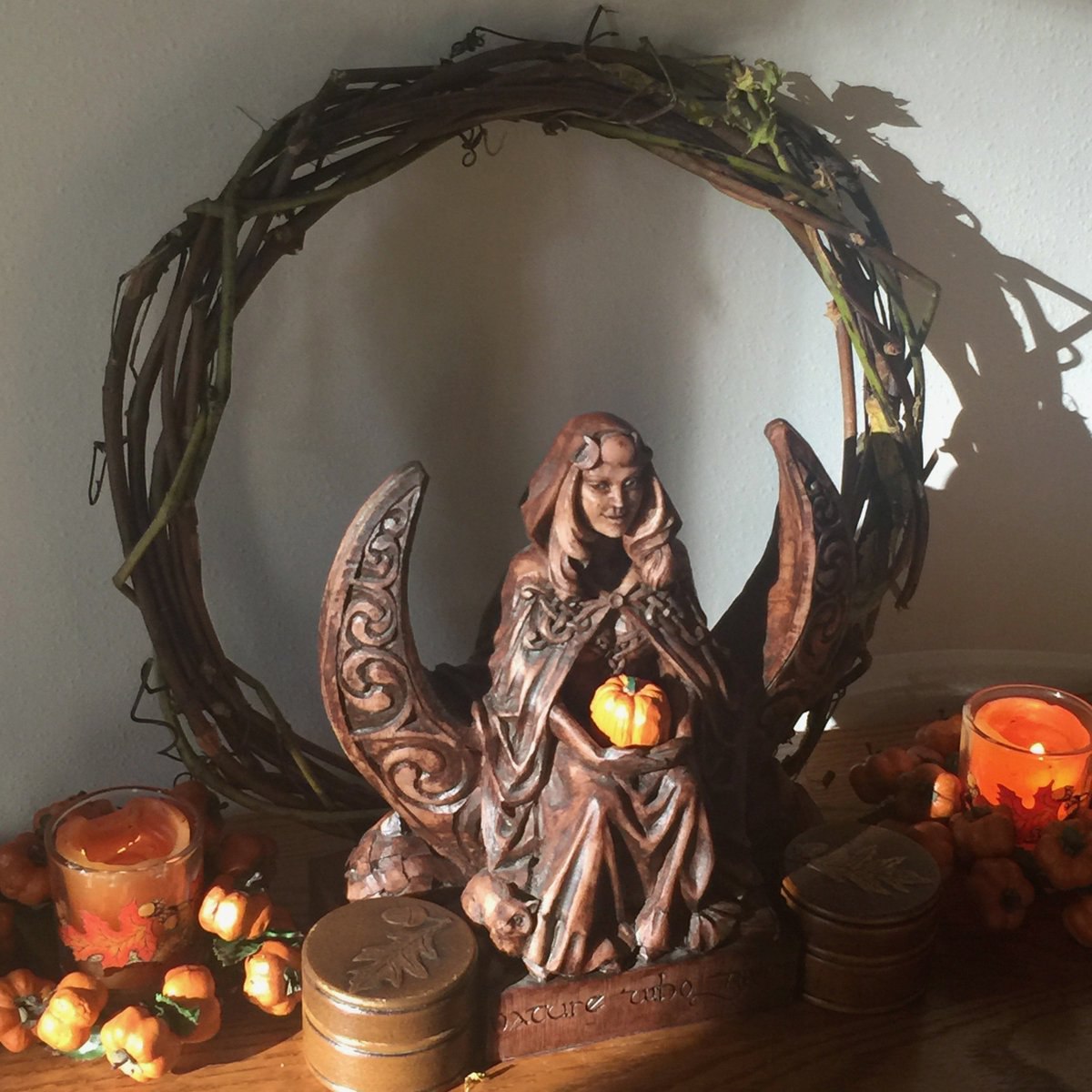 Алтарь Самайна с фигуркой Лунной богини