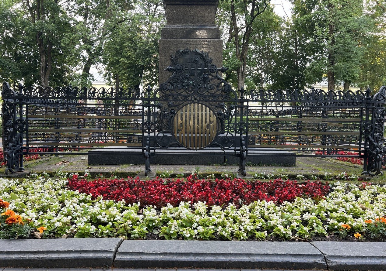 Ограда у памятника Глинке 1 (Смоленск).jpg