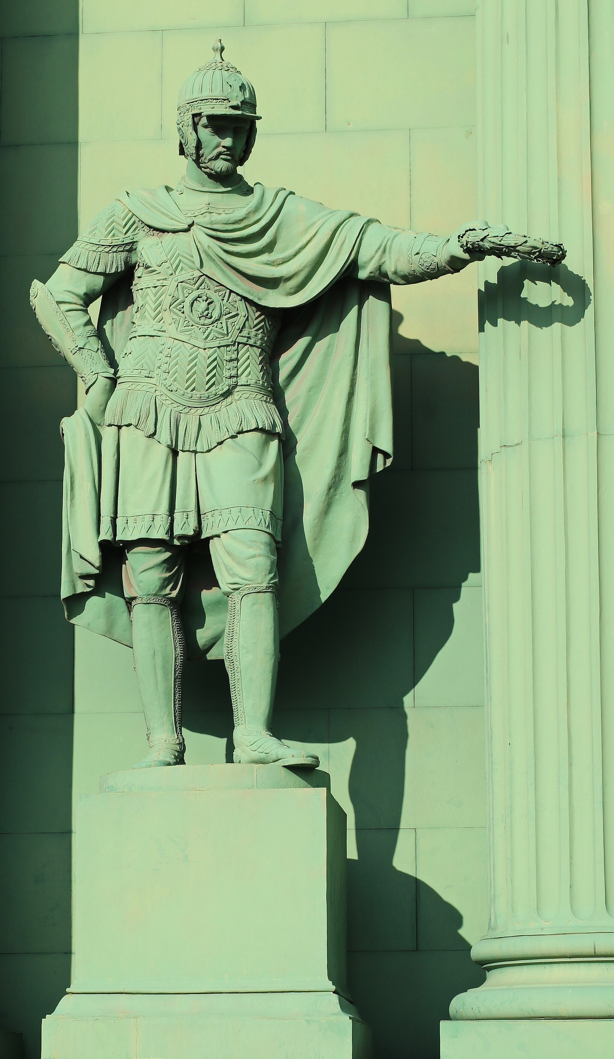 Богатырь Триумфальных ворот (Нарвские ворота) в Санкт-Петербурге (художественное литьё)