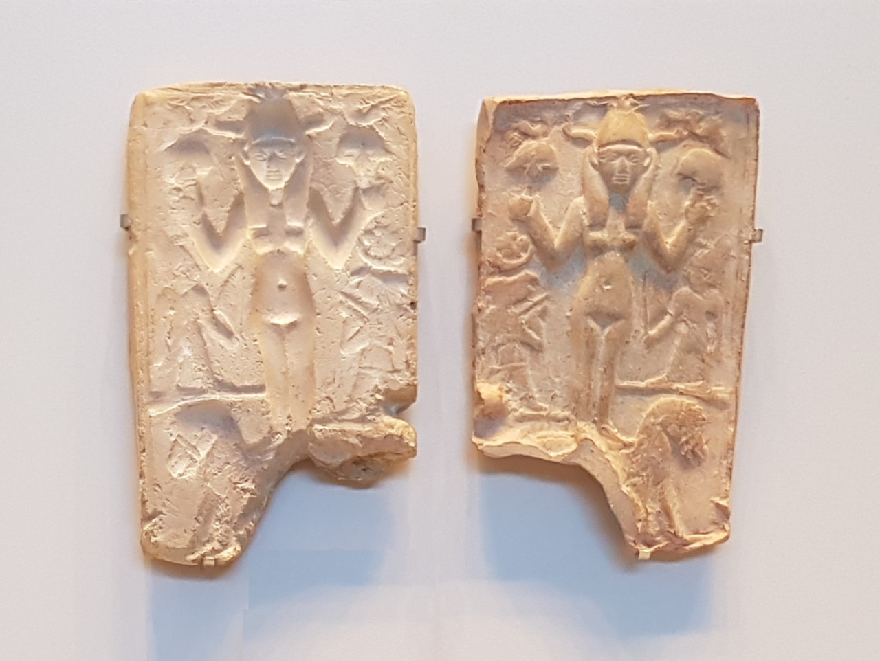 אלה על סוס – a goddess on a horse 2.png