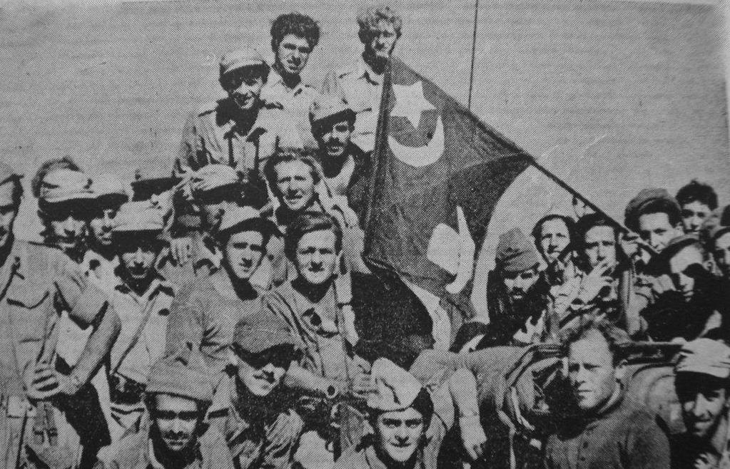 Бойцы 7-й бригады с трофейным флагом в Малкии.