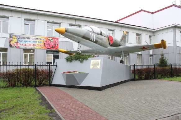 Горно-Алтайск, памятник у здания, где располагалась 2-я специальная школа ВВС, установлен в 2018 году