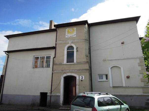 Дом с изображением солнца