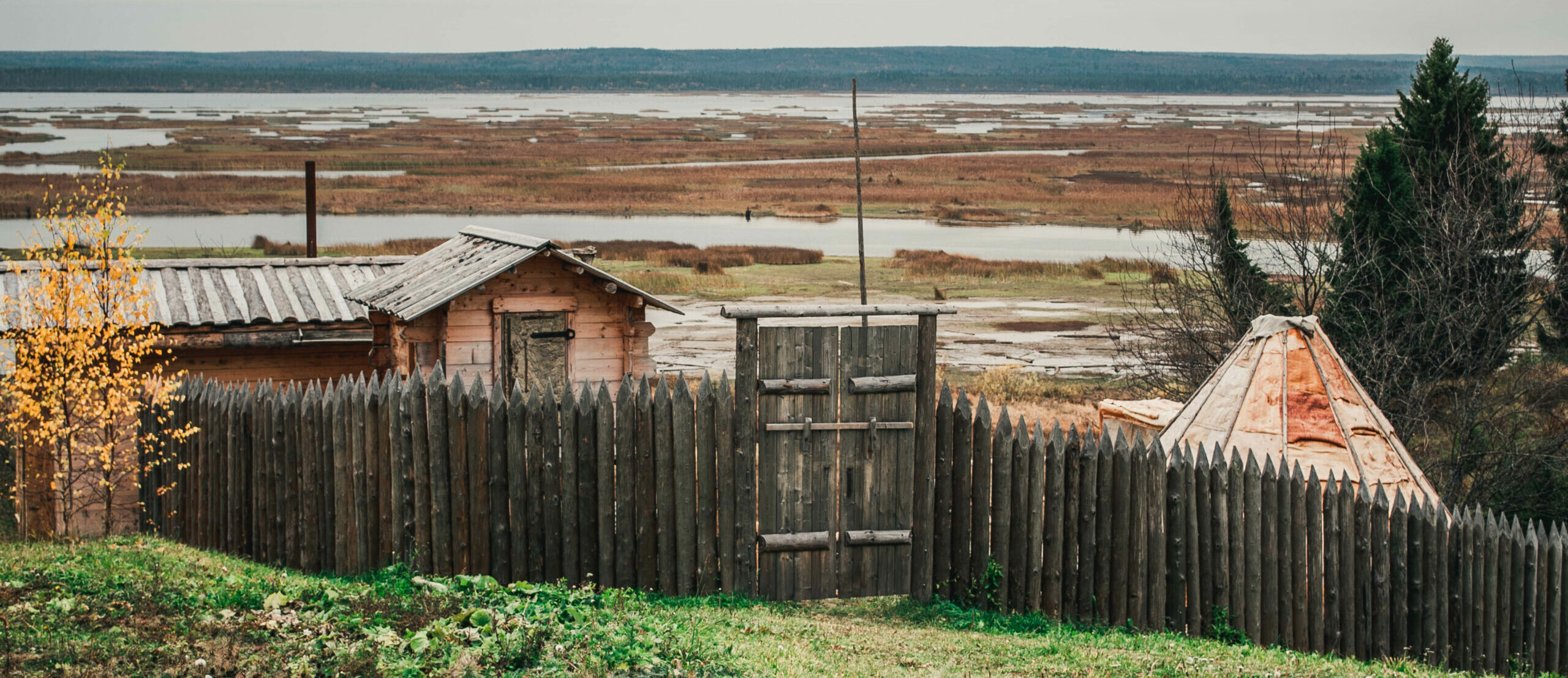 Вход в мансийский павыл. Этнопарк «Страна Вису», 2020.