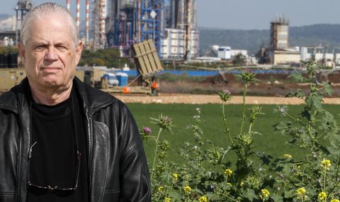 דר מוטי שפר חתן הפרס לבטחון ישראל על רקע כיפת ברזל - אנצו גוש 480.jpg