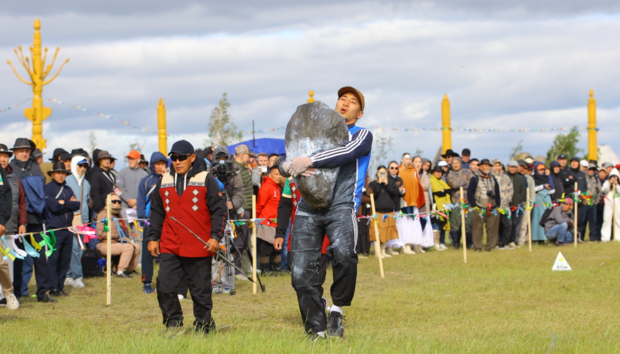 Третье место по поднятию и переносу камня — Николай Матаннанов. Местность Ус Хатын, 2025