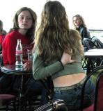 Девушка чешет себе спину