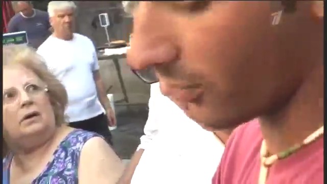 15. Восьмая серия. Сицилианка, смотрящая на продающего рыбу Ивана Урганта (в кадре он заслонён другими).