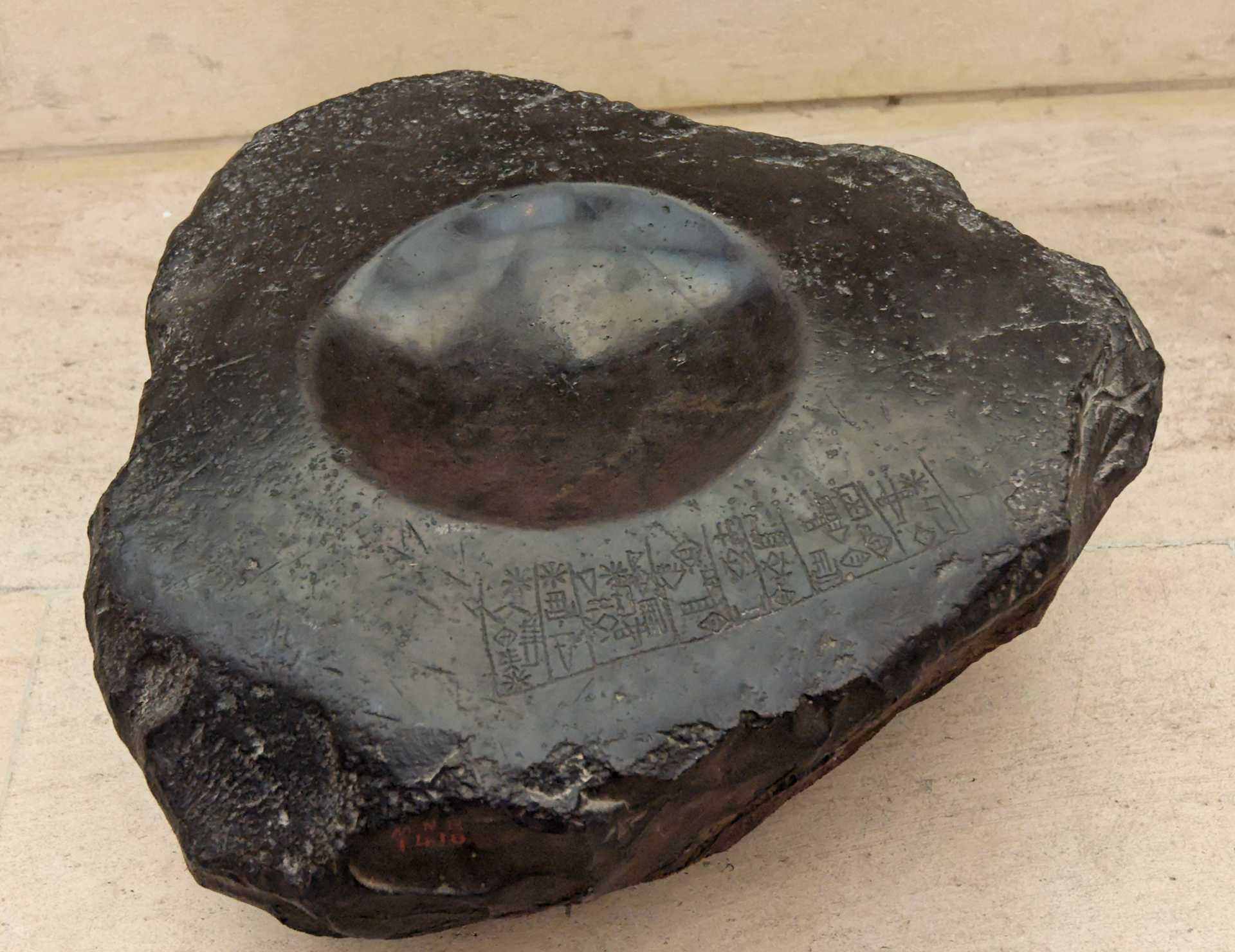 Hinge bearing Entemena Louvre MNB1418.jpg